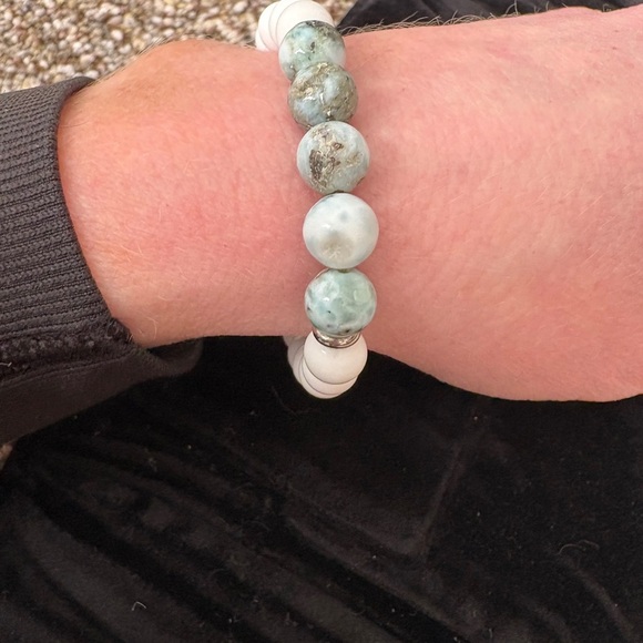 Genuine Jade beaded stretch bracelet - Picture 2 of 6